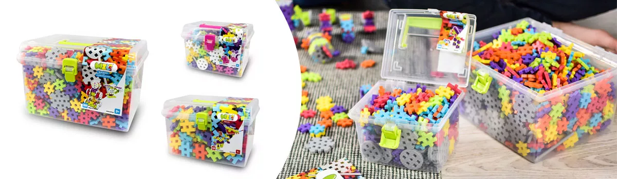 Cofres transparentes llenos de bloques Meli de colores, con piezas esparcidas sobre la mesa