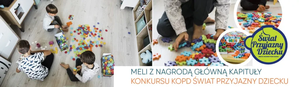 Niños jugando en el suelo con bloques Meli de colores junto al sello del premio Świat Przyjazny Dziecku