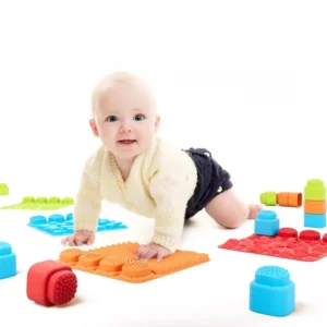 Niño construyendo con bloques de colores desarrollando creatividad infantil