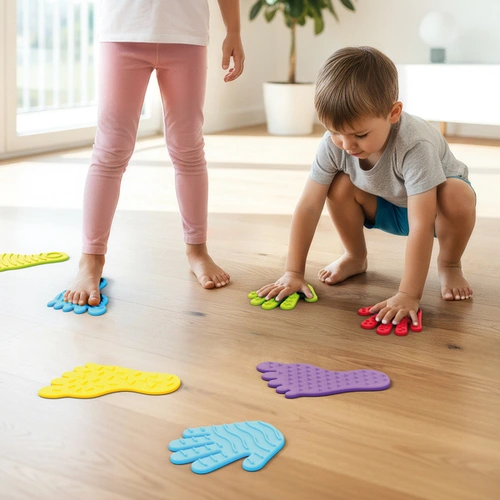 Meli Sensory Hands & Feet – niño jugando con las piezas de manos y pies