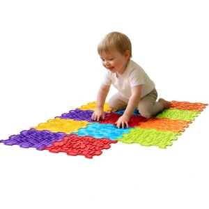 Meli Sensory Mats 12 – niño jugando sobre las alfombrillas sensoriales